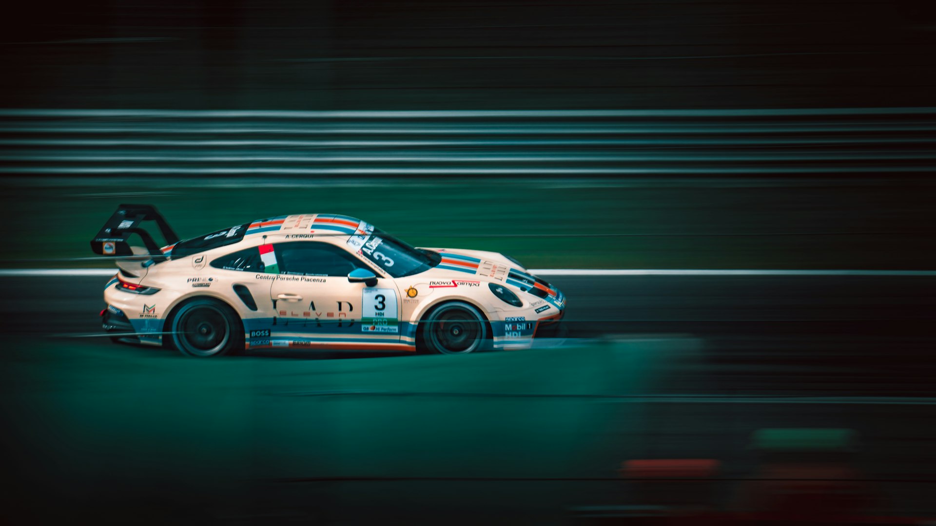 GT3 auf der Rennstrecke bei Nacht