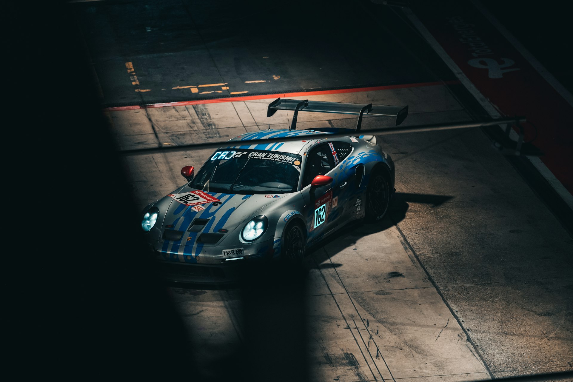 GT3 Rennwagen auf der Nacht-Strecke